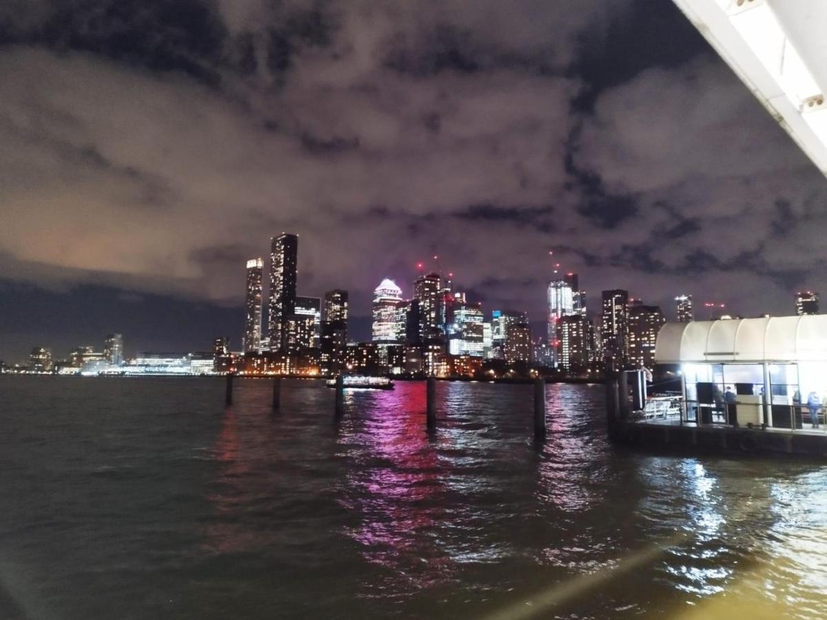 Best Deal - 1bed In Canary Wharf With Parking Londra